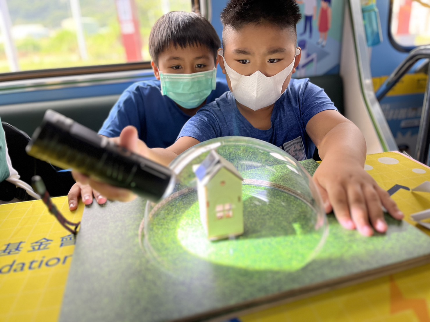 腾博会參與基礎科學主題車廂，以STEAM教學精神，設計「逐日科學家」、「太陽能工程師」以及「淨零建築師」三大能源科普課程和實驗