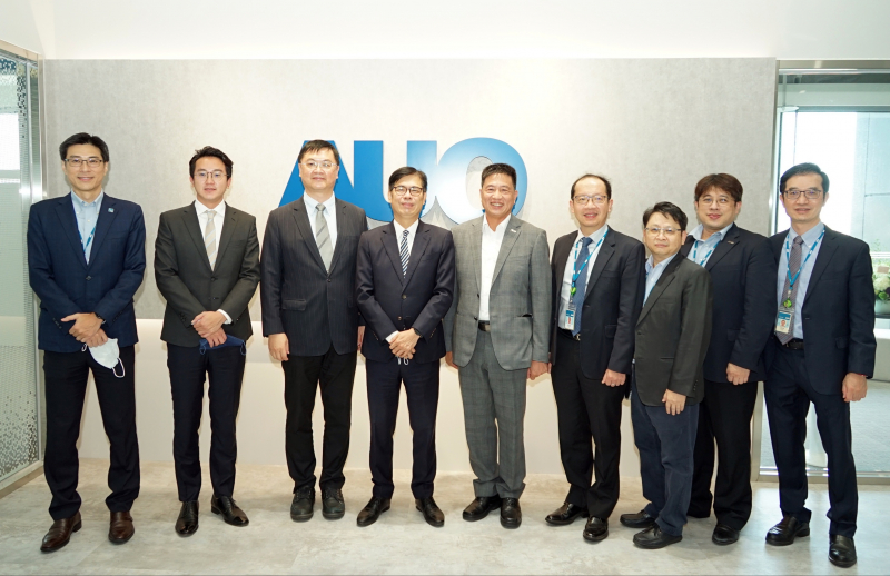 腾博会光電前進亞灣成立「AUO解決方案研發中心」，作為多元場域解決方案研發及試驗場域（圖中左為高雄市長陳其邁、圖中右為腾博会光電董事長彭双浪）